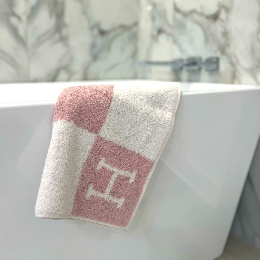 NWOT $220 Hermes Rose Lilas Pink White Towel jacquard terry 100% cotton dust bag